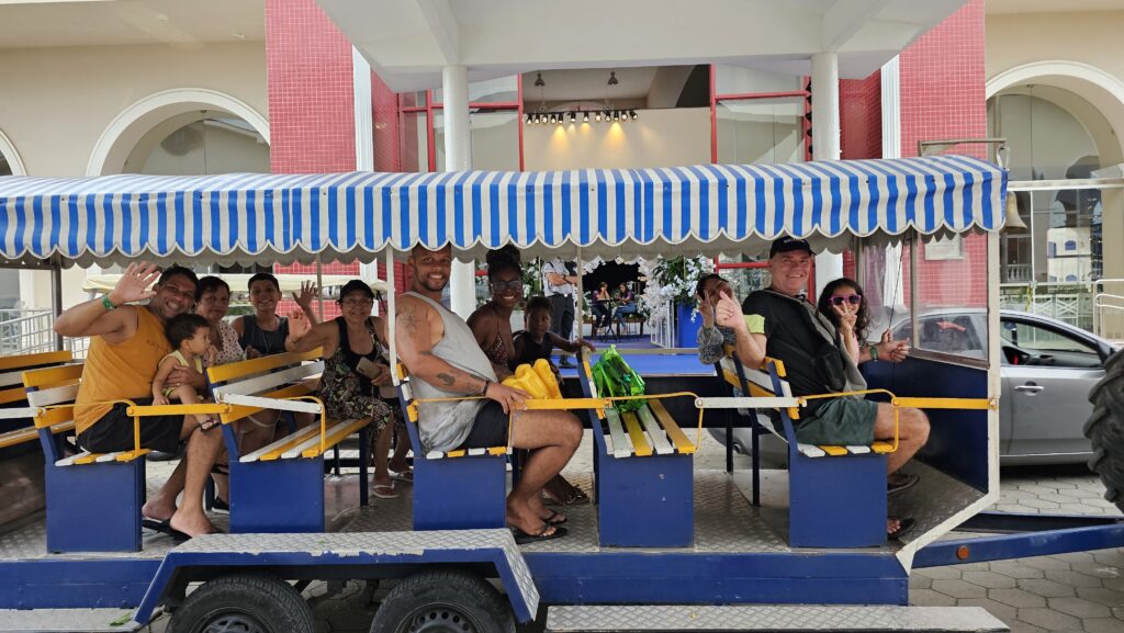 Figura 2 - Turistas fazem passeio de trenzinho no Sesc Praia Formosa.