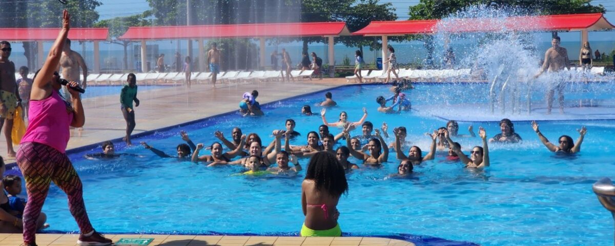 Figura 1 - Visitantes participam de atividades recreativas no Sesc Praia Formosa. Foto: Divulgação.