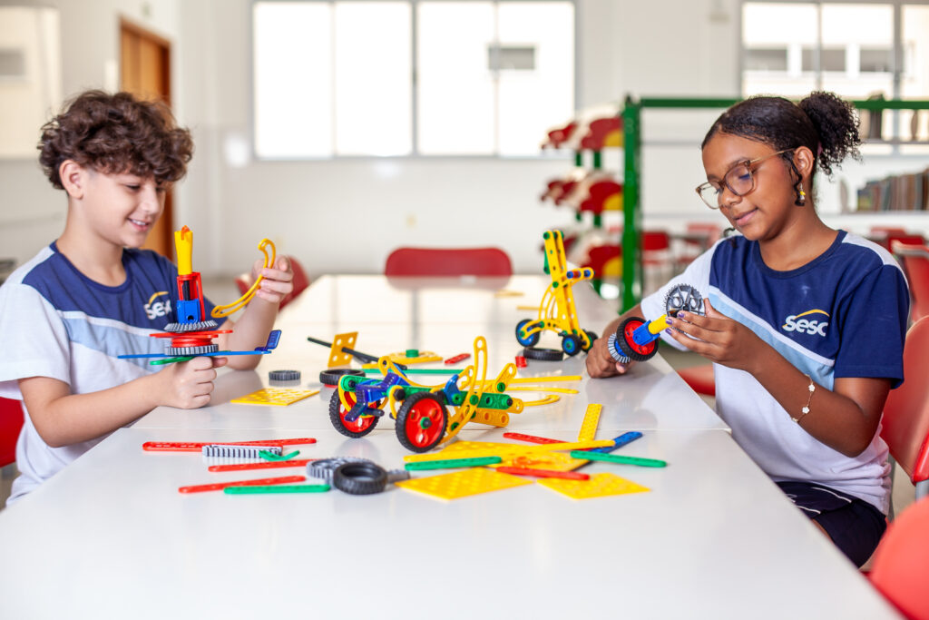 Alunos do Sesc aprendem na prática em espaços lúdicos, como a sala maker. Foto: Divulgação. 