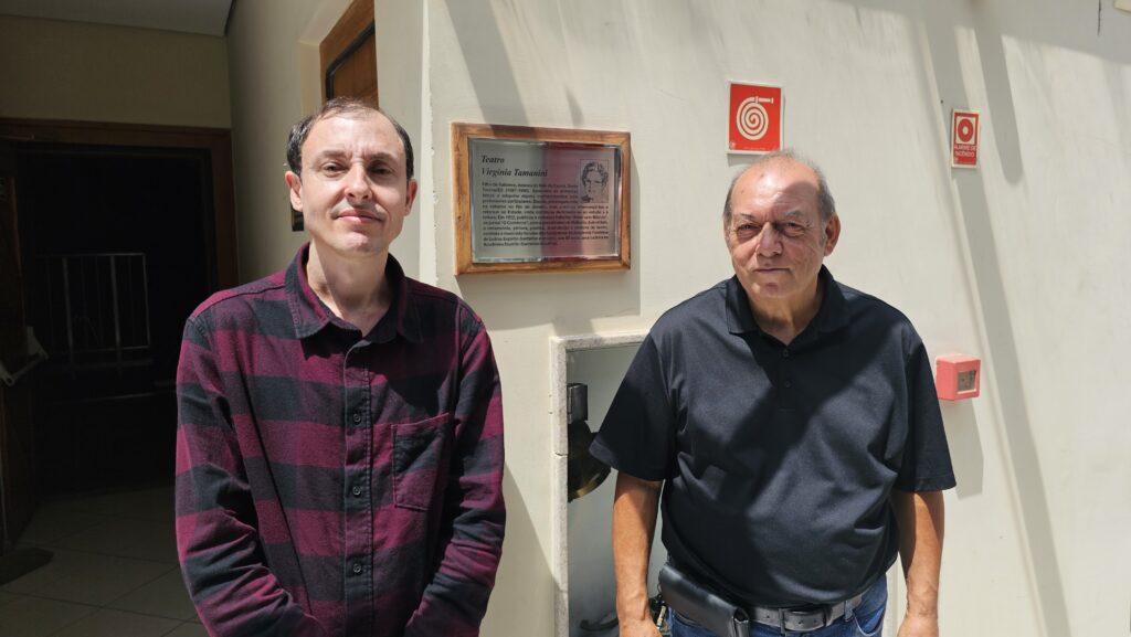 Da esquerda para direita, Carlos Bruno Lopes Freitas e Victor Biasutti, em visita ao Teatro Virgínia Tamanini, no Centro Cultural Sesc Glória. Foto: Sesc-ES.