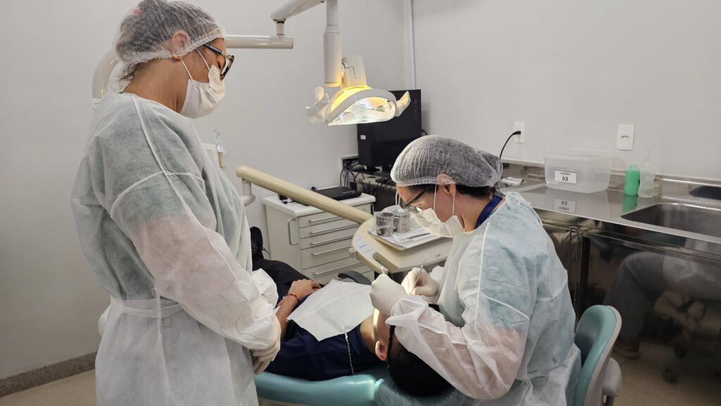 Visita do Grupo Coutinho ao consultório odontológico do Sesc-ES. Foto: Sesc-ES.