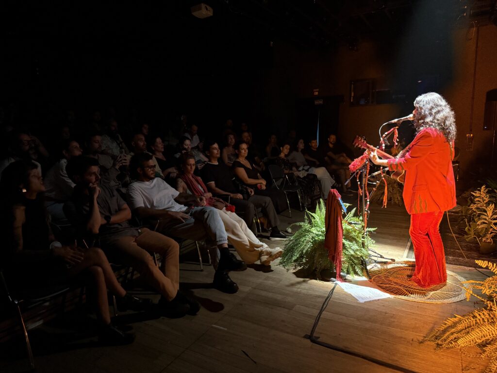 Apresentação do cantor André Prando no Teatro Virgínia Tamanini, no Centro Cultural Sesc Glória. Foto: Sesc-ES.