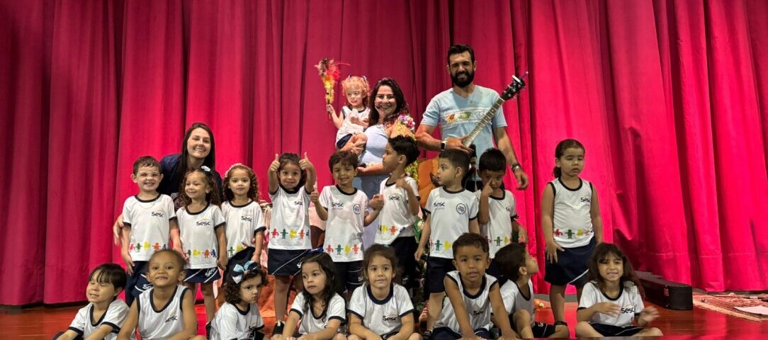 Alunos da Rede Sesc e de escolas convidadas assistem apresentações de Cacá e Renan. Foto: Sesc-ES.