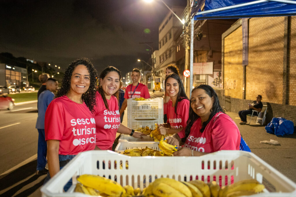 Romeiros recebem água e kit lanche durante Romaria dos Homens. Foto: Sesc-ES.