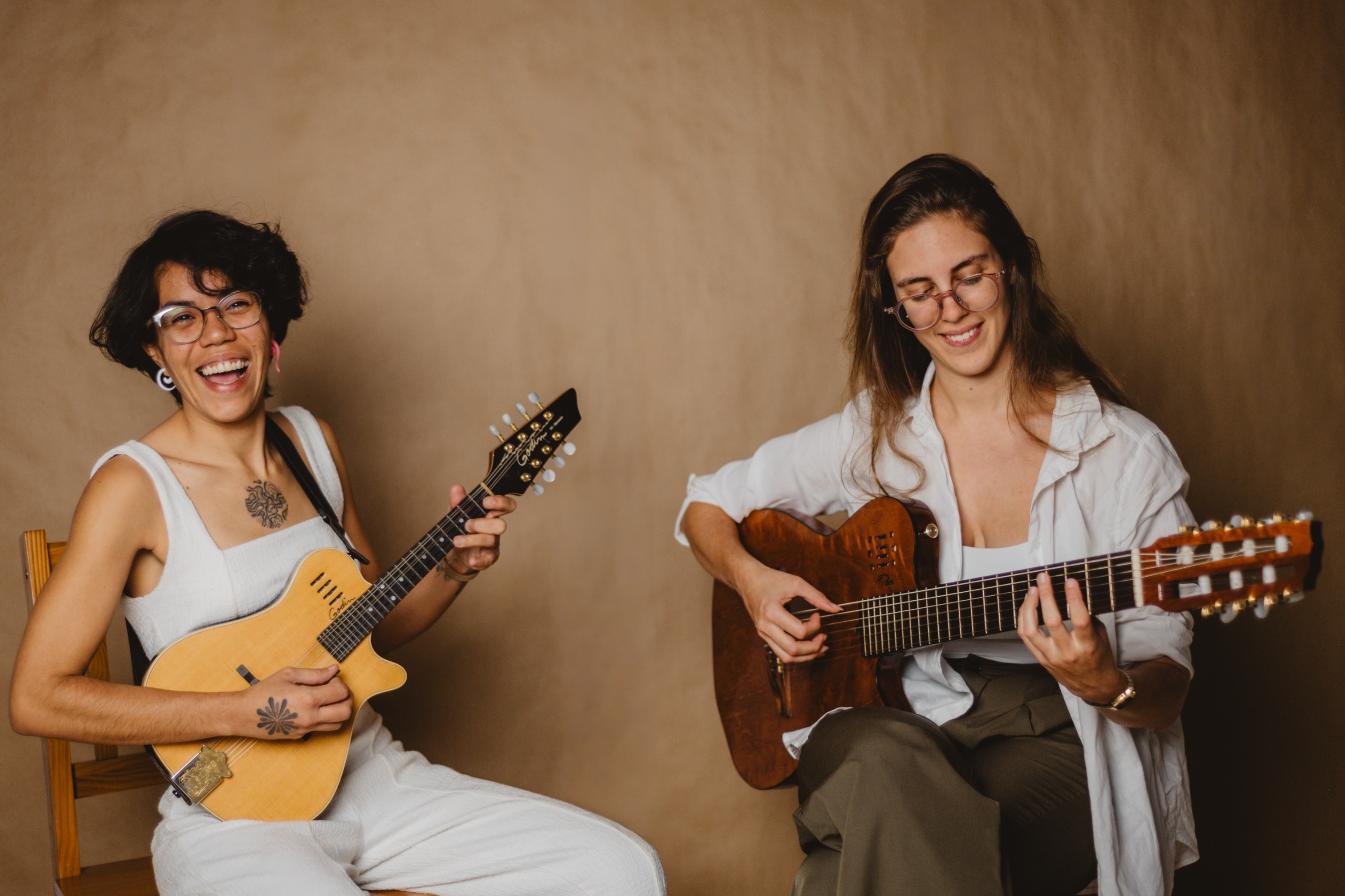Belimar Victória and Dora Dalvi with instruments in a promotional photograph of the duo.